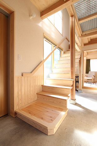 友人同士で住まうシェアハウスのＳ･Ｎ邸。お互いのプライベートに配慮するため、玄関土間から直接２階にある個人の部屋へ行くことができるよう、階段を配置。吹抜けに施した「ひかり床」（FRPグレーチング）は、通行・採光・通気の効果も得られる