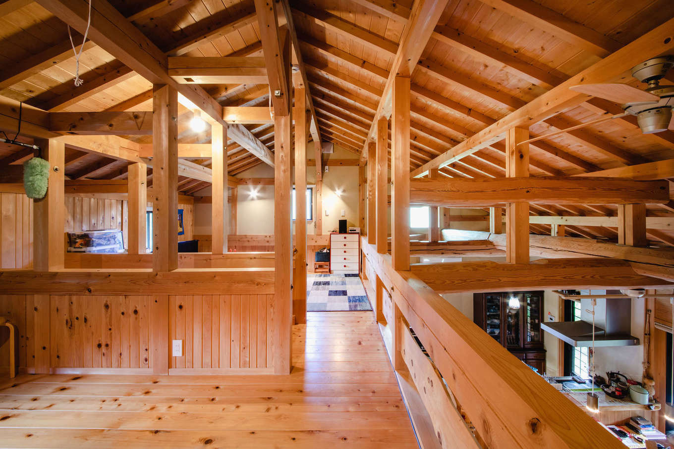 安形【自然素材、夫婦で暮らす、平屋】小屋裏スペースは、娘さん一家が子ども連れで遊びに来たときのゲストルームとして活躍。子どもたちは小屋裏が大のお気に入り。冬は夫妻がコタツに入ってのんびりするのにも利用している