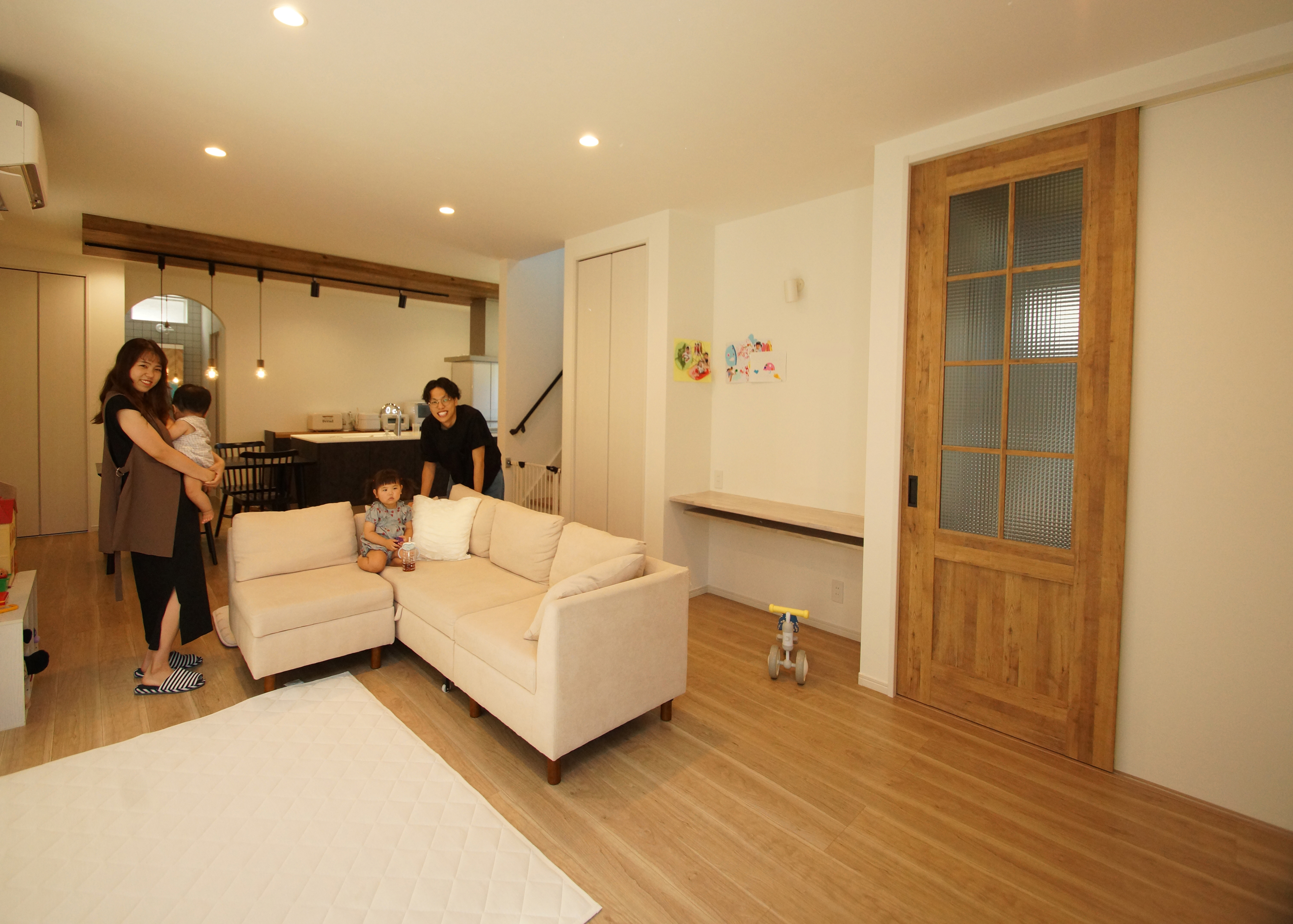 吉川住建【デザイン住宅、子育て、ペット】夫婦の希望通りに実現した24.2畳のLDK。アイランドキッチンから見える場所にスタディコーナーを配置した