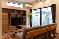 くつろぎの時間を提供するリビング。大きな窓からの自然光が豊かで、明るく快適な居心地を提供している。