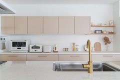 お施主様こだわりの水栓、取手の真鍮が空間のアクセントに。