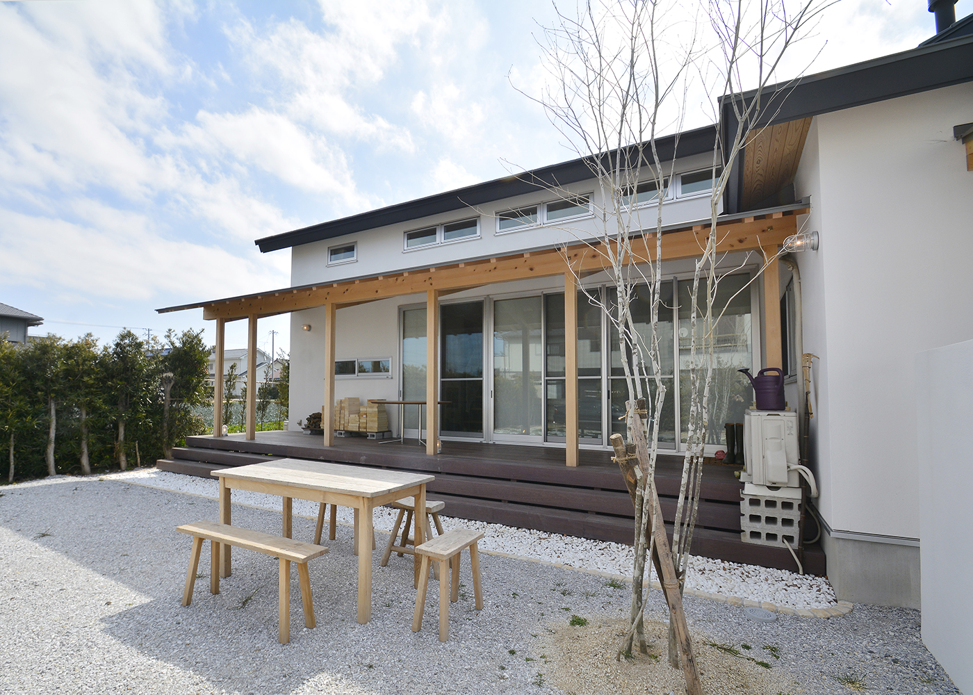 丸昇彦坂建設【和風、自然素材、インテリア】庭園は建物の北側に広がり、白い砂利敷きや木製家具が和の雰囲気を静かに演出してくれる。特に、梅の木は「早春を告げる花木」として、花の少ない季節に美しい花を咲かせ、庭園に風情と色彩をもたらす