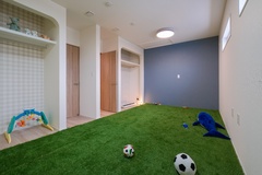 室内にいながらサッカーを楽しめる子供部屋。子どもたちが安全に遊べる空間が設けられ、趣味や遊びを楽しむ場として活躍する。