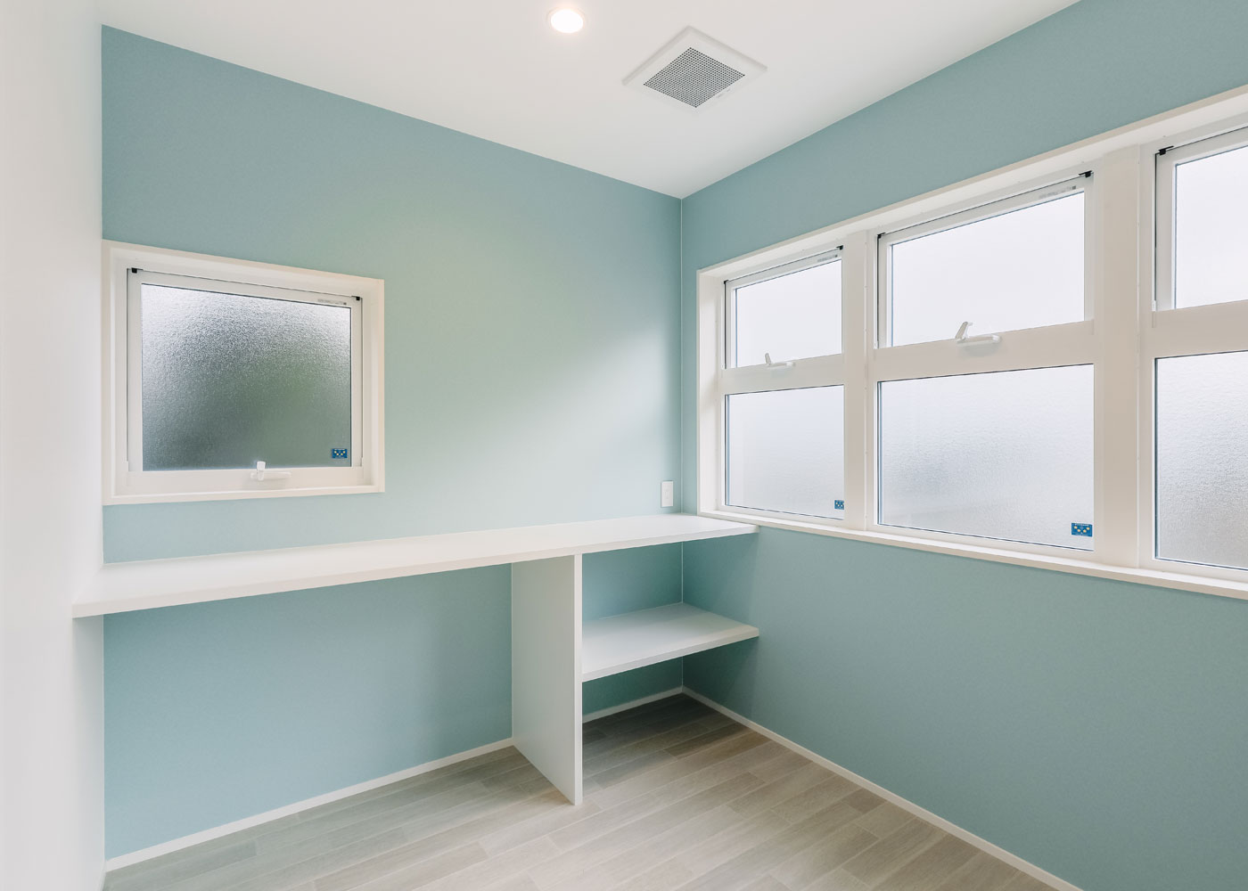 彩羽工藝舎【デザイン住宅、間取り、平屋】南の一番良い場所に室内物干しスペースを設置。室内干しのほか、バルコ二ーにもつながっているので取り込んだ洗濯物をすぐに畳み、アイロンがけまでできる