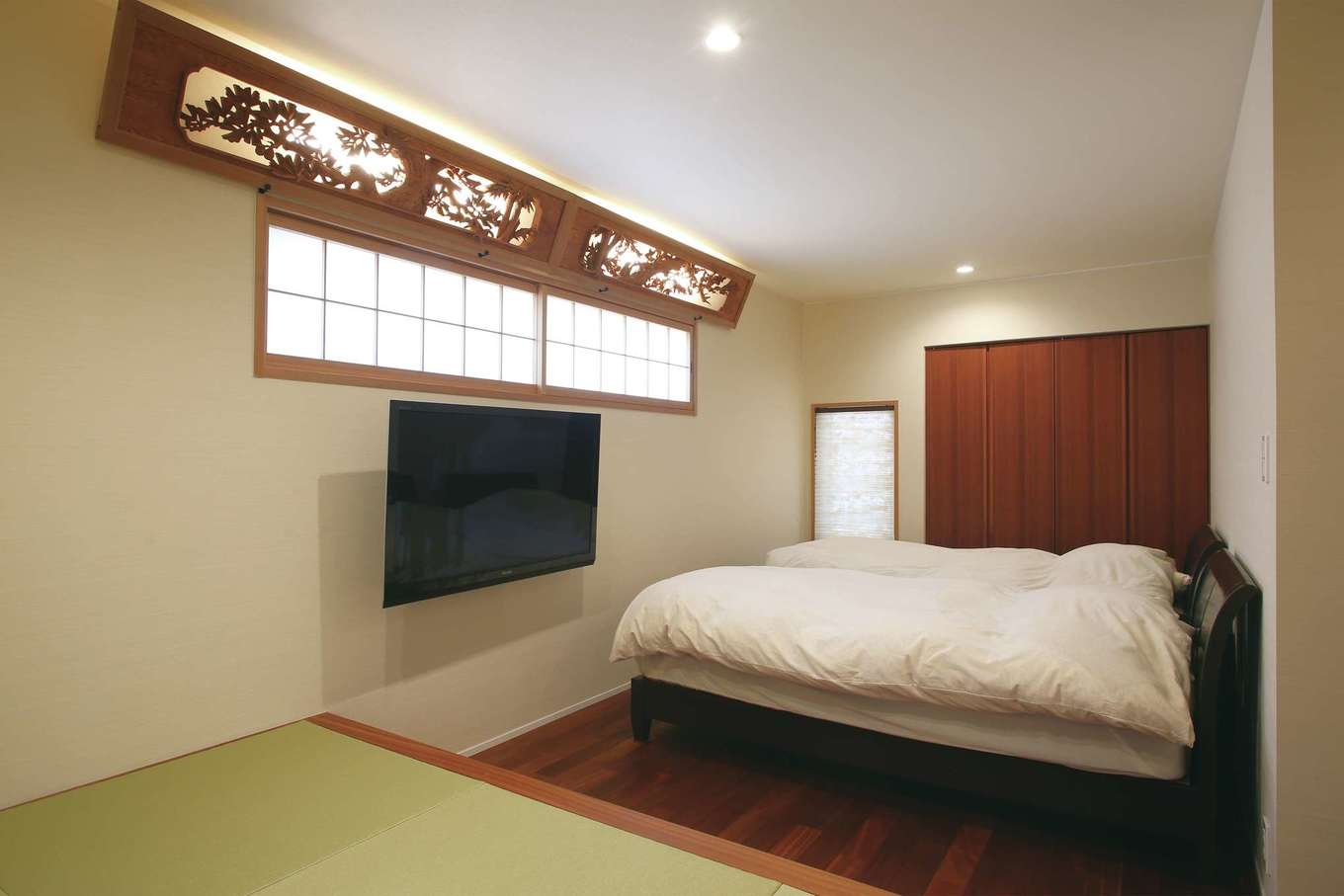 神谷綜合建設 カミヤの家【デザイン住宅、収納力、二世帯住宅】親世帯のベッドルーム。思い出深い前の家の欄間を間接照明に使うなど、細やかな提案も