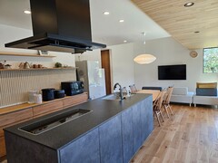 パースペクティブ効果で入った瞬間から奥行きを感じる広々としたLDK。鉄骨造ならではの大開口も一役買っている。