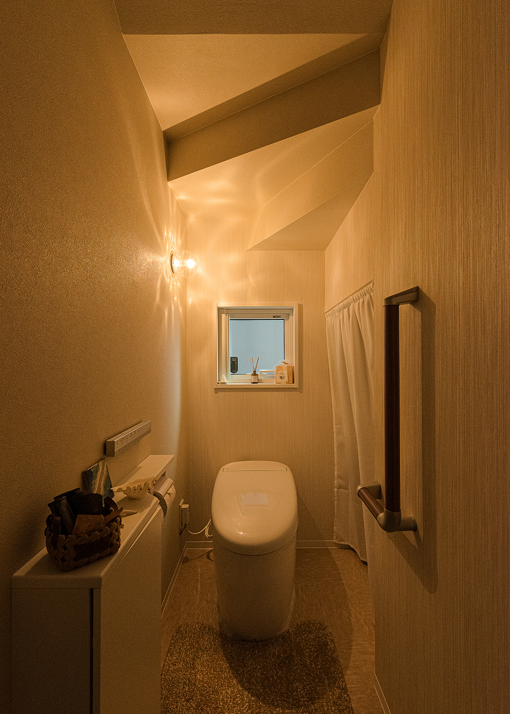 イシカワ【収納力、省エネ、ペット】階段下スペースを活かした1階のトイレ