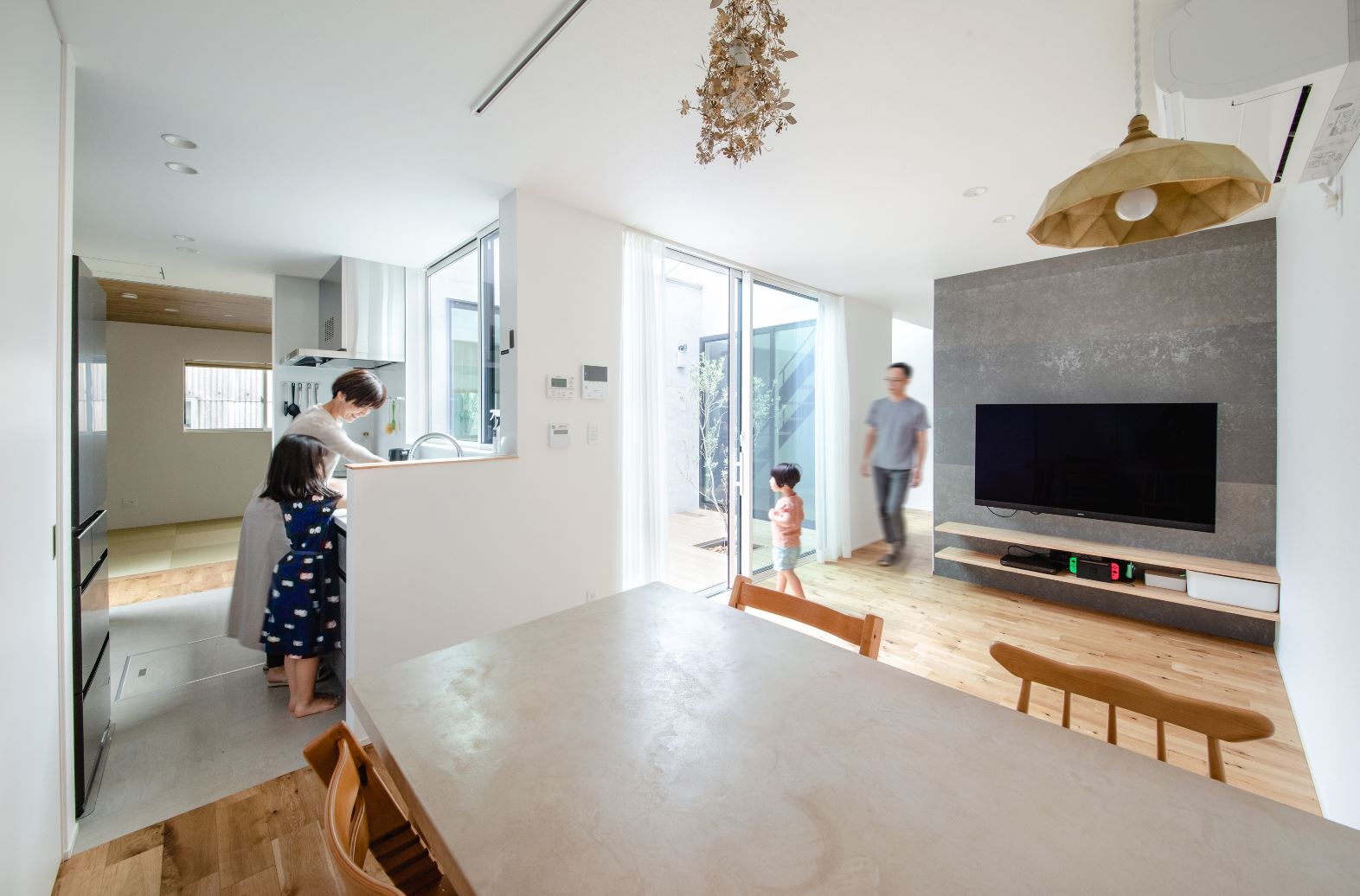 S.CONNECT（エスコネクト）【デザイン住宅、間取り、建築家】キッチンを中心にダイニングと和室を左右に分けて設けたことで、子どもが和室にいる時も、料理しながらその様子を見守れて安心