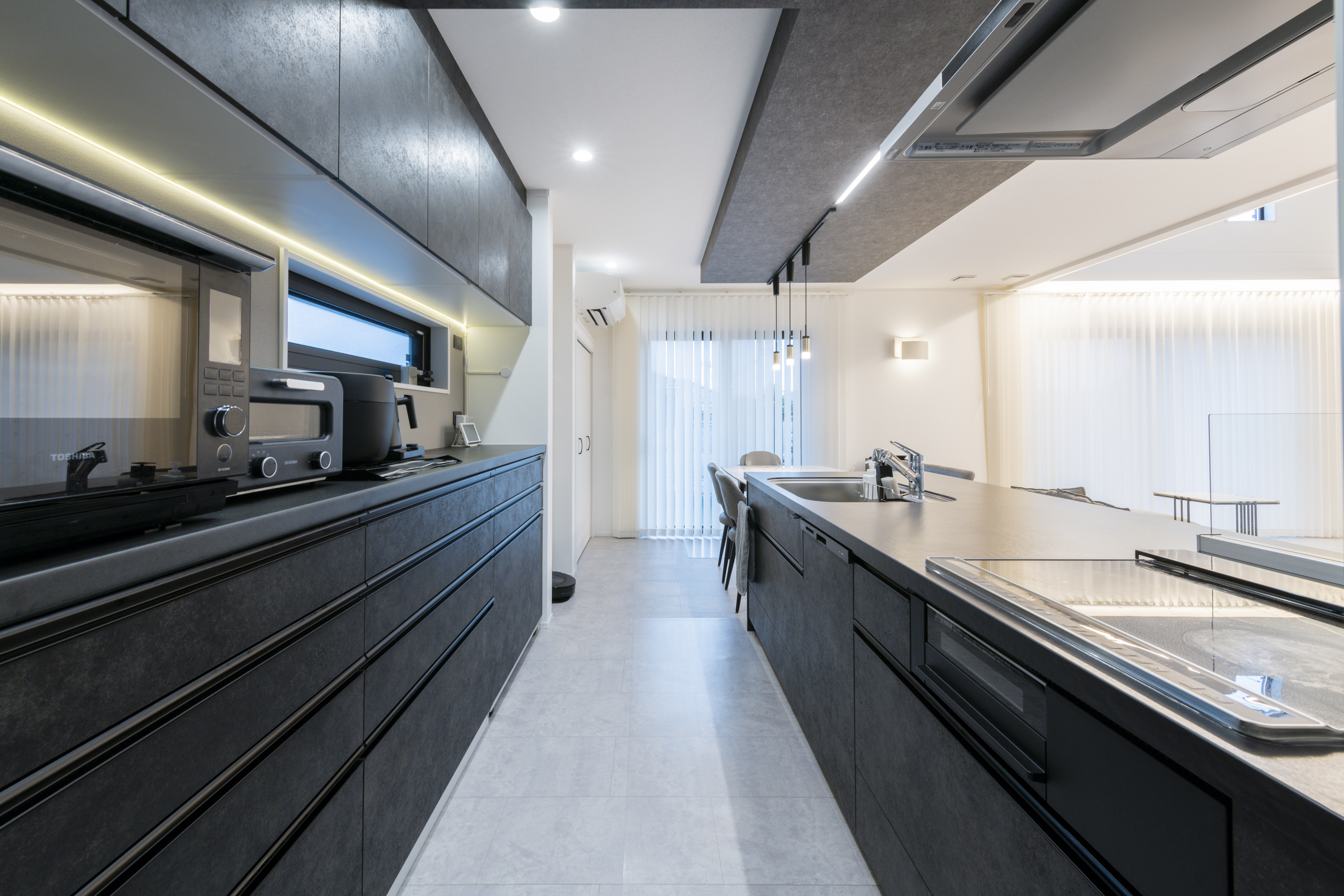 広島建設 セナリオハウス｜スタイリッシュなデザインのキッチン空間。広々としたカウンターと収納たっぷりのキャビネットが特徴で、機能性と美しさを兼ね備えています。