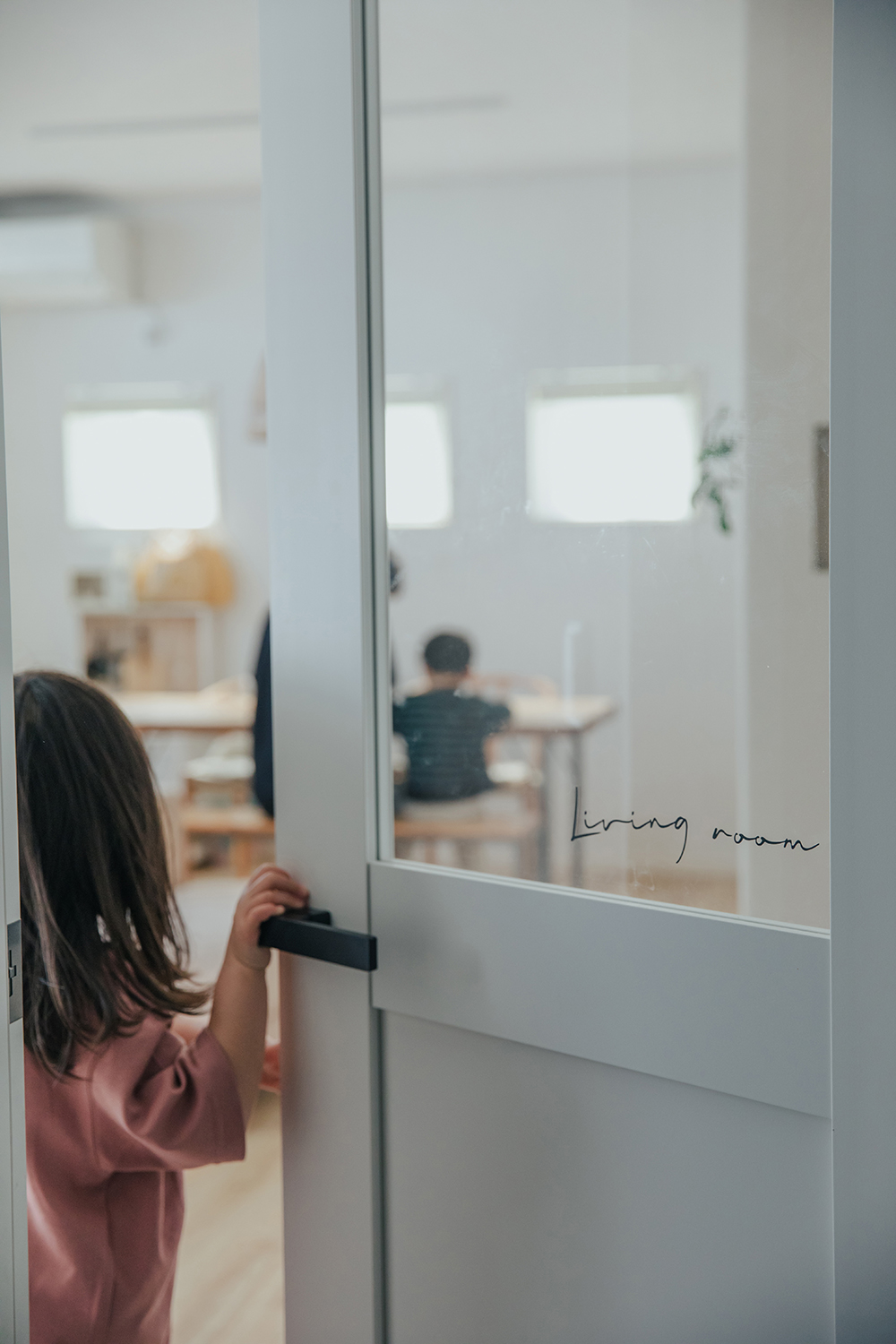 子育て安心住宅 Design Craft Office【デザイン住宅、子育て、間取り】４つの動線につながっている玄関ホール