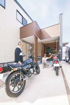 変形地ながらも車5台分の駐車スペースを確保。