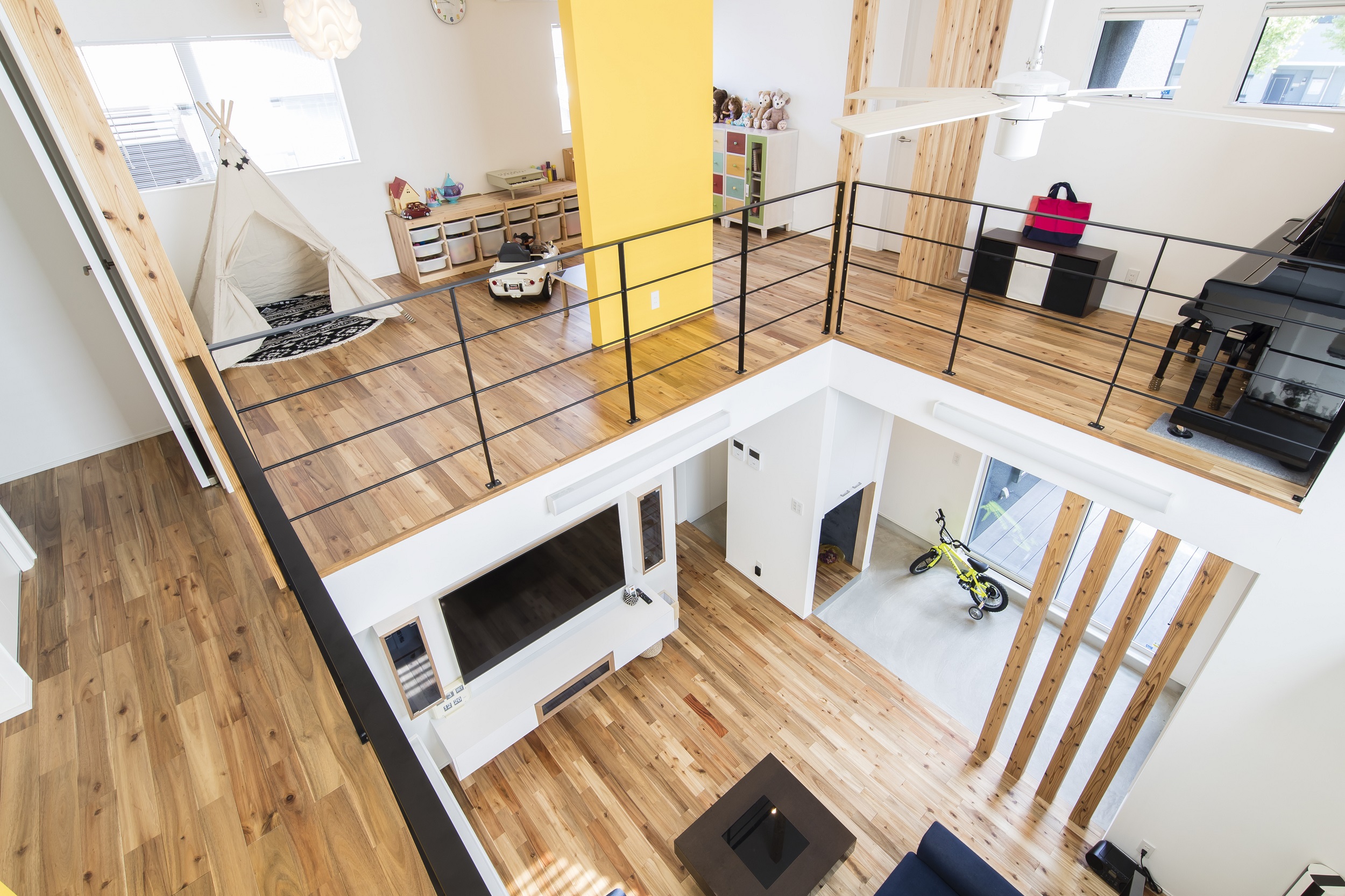 S.CONNECT（エスコネクト）【デザイン住宅、子育て、建築家】2階も仕切りを最低限に抑えて、オープンな間取りが実現。吹抜けを囲む2階のフリースペースで、子どもたちは空間を自由自在に使ってフレキシブルに楽しんでいる