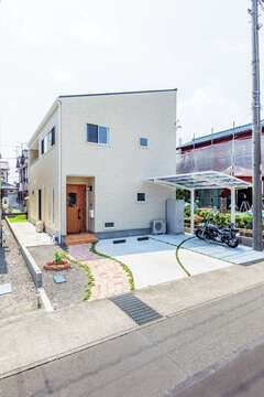 ご主人がDIYできるよう、外回りの仕上げはシンプルに。レンガを敷き、シンボルツリーにはレモンの木を