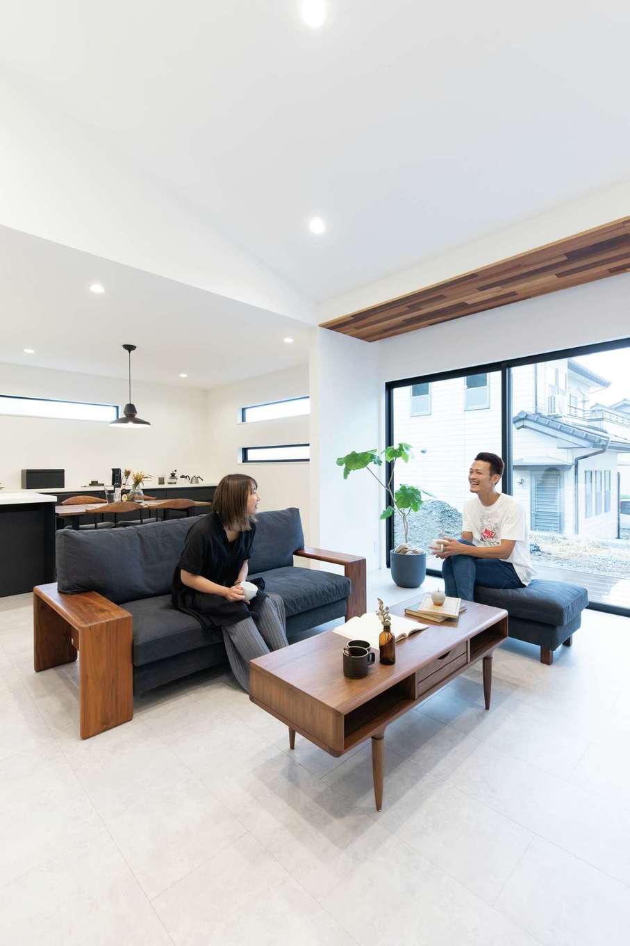 KUREKEN HAUS（榑林建設）【デザイン住宅、省エネ、平屋】勾配天井と明るいトーンでまとめた内装により、平屋とは思えない開放感で満たされる