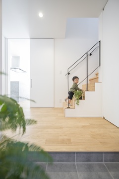 玄関口の階段。階段や手すりを薄く見せて、できるだけシンプルに。