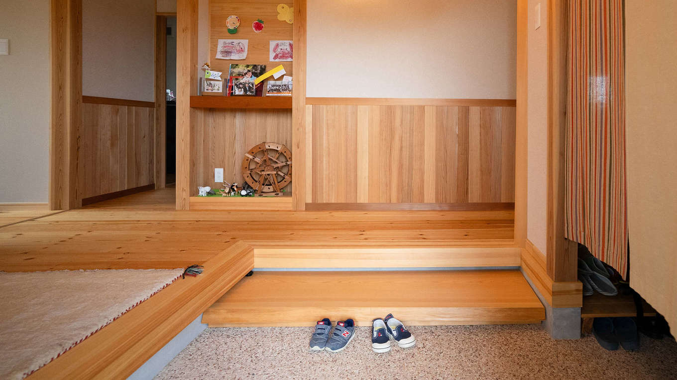 瀧口建設【和風、自然素材、平屋】腰板や飾り棚を備えた玄関ホール