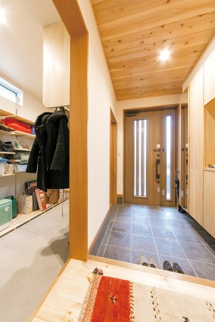 玄関の土間収納は、コートからアウトドアグッズまでたっぷり収納