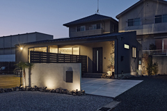 夜間は門扉や庭をライトアップ