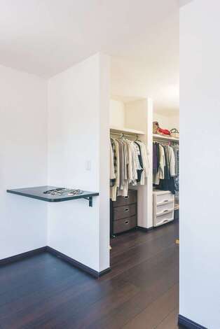 寝室に設けられたウォークインクローゼット。十分な容量が確保され、使い勝手もきっちり配慮されている