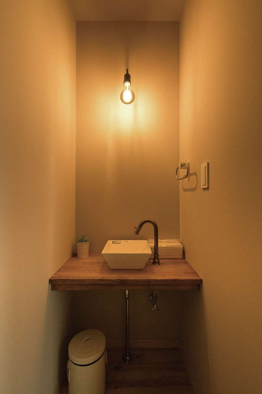 ワイズホーム【デザイン住宅、自然素材、省エネ】リビング脇にも小さな洗面を。小ぶりの洗面ボウルにセンスを感じる