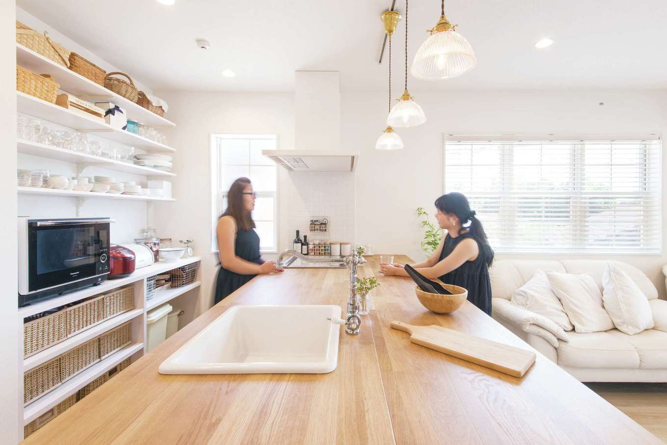 SEVEN HOUSE/セブンハウス【デザイン住宅、二世帯住宅、インテリア】オープンな対面キッチン。トップ部分はカウンターテーブルと段差なくつながっているため奥行きがあり、ケーキをつくったりパン生地をこねたりと使い勝手がいい。朝食はこちらでいただく