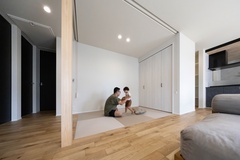 ロールスクリーンをしめればひとつの部屋としても使用できる畳スペース。畳のカラーにもこだわり「灰桜」という優しい色味を合わせることでLDKと統一感を生み出しています。