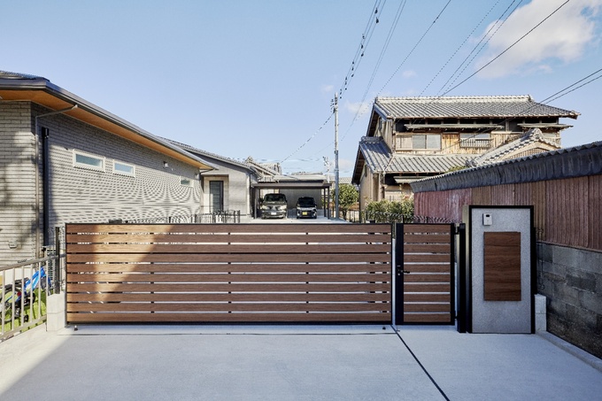 旗竿地の特性を活かし、駐車場をしっかりと確保した平屋。敷地を最大限に活用し、機能性とデザイン性を両立している。