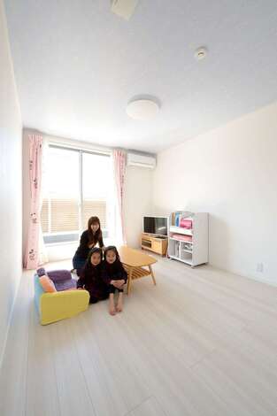 女の子らしい、白を基調としたシンプルな子ども部屋。夜になると天井が満天の星空になる