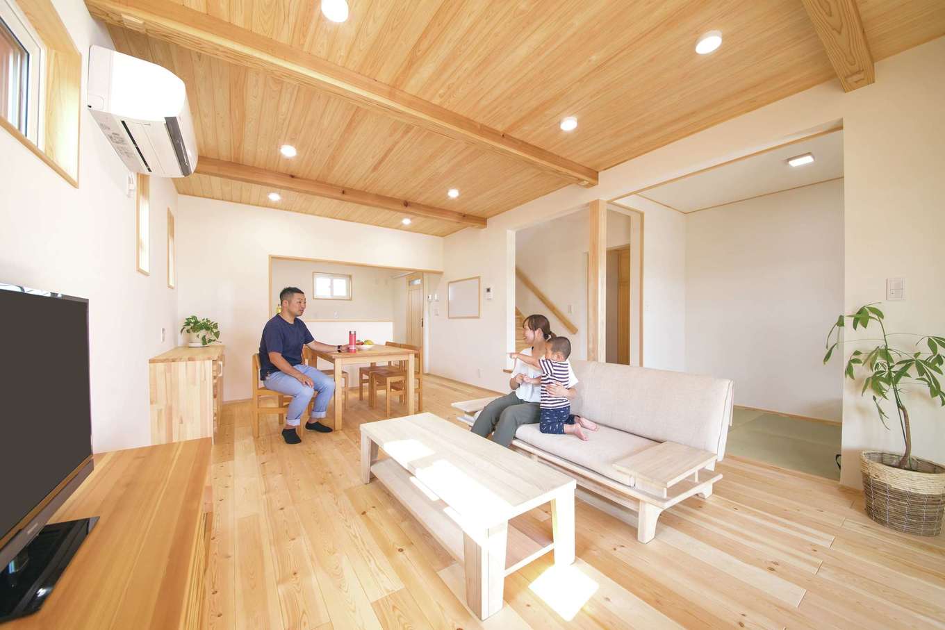 ワイズホーム【子育て、自然素材、間取り】自然素材をふんだんに使ったLDKは、奥行きのある敷地を生かして縦に配置