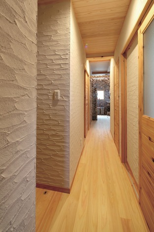 T邸のほとんどの壁は100%自然素材のシラス壁。ニオイを吸着してくれるのはもちろん、食器の乾きも早いという