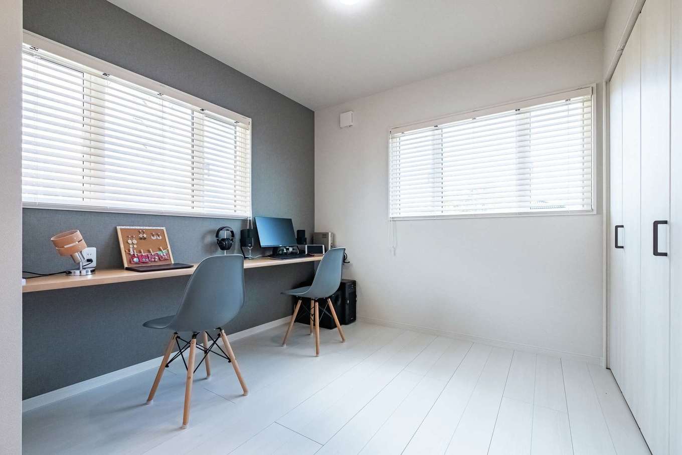 アフターホーム【デザイン住宅、趣味、間取り】2階、フリースペースからつながる趣味コーナー。ご主人はPCを、奥さまはアクセサリーづくりを楽しむ