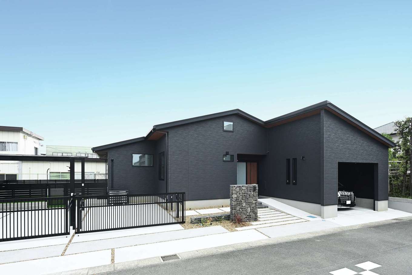 REIWA HOUSE（令和ハウス）【趣味、ガレージ、平屋】3つの建物を合体させたような独創的外観