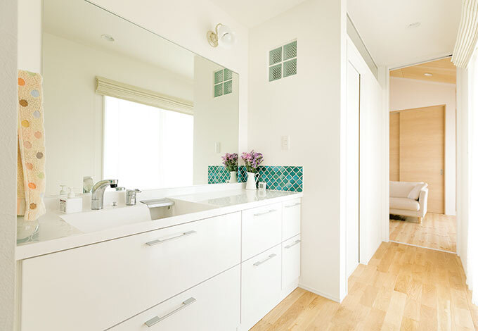 水回りはどちらの世帯も利用しやすい、建物の中心付近に。女性率が高いため、洗面台は広くした