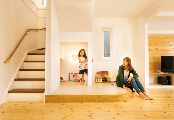 階段下に小上がりのキッズスペースを用意。「他社のモデルハウスで一目惚れ。建築中でしたが追加オーダーで造ってもらいました」とAさん