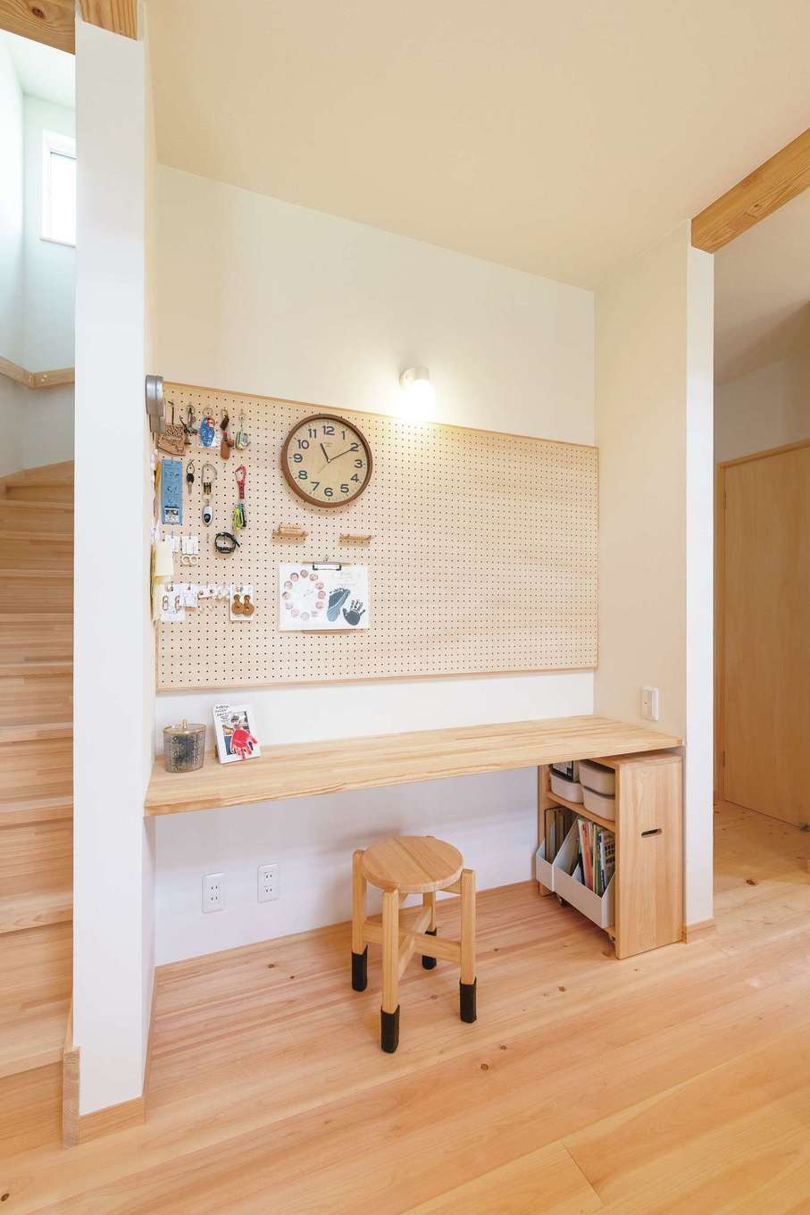 福工房【デザイン住宅、子育て、自然素材】パンチングボードと磁石のつく壁が大活躍
