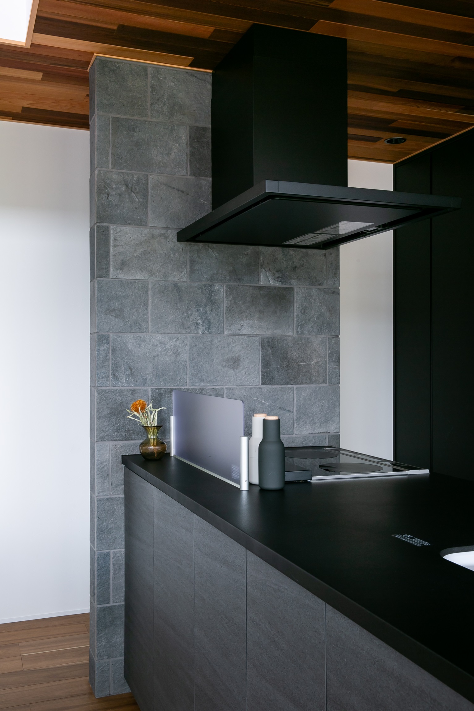 シンプル｜キッチン横には、本物のタイルを施工することで
重厚感を演出。