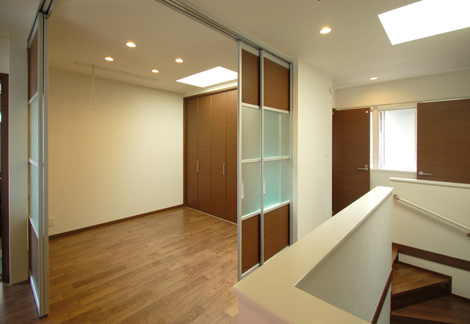 親世帯と子世帯の中間にあるファミリースペースは、大きな扉で仕切れば個室としても使うことができる