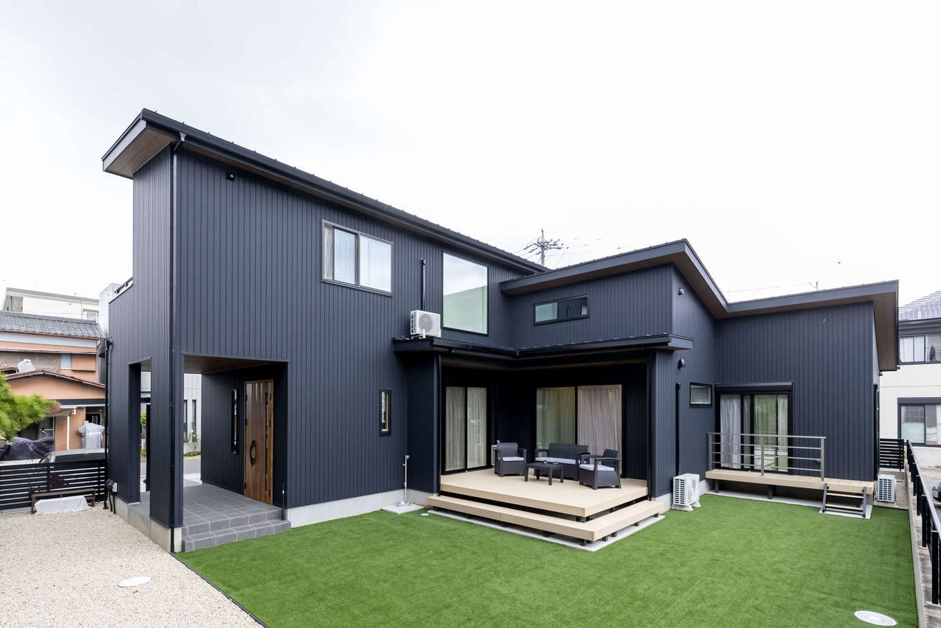 SEVEN HOUSE/セブンハウス【子育て、二世帯住宅、ペット】家の南側に設けた中庭を囲むようにLDKを配置し、明るく開放的な暮らしを実現