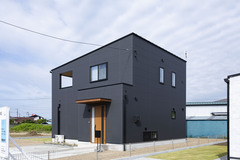 モダンなデザインと自然光が織り成す至福の住まい