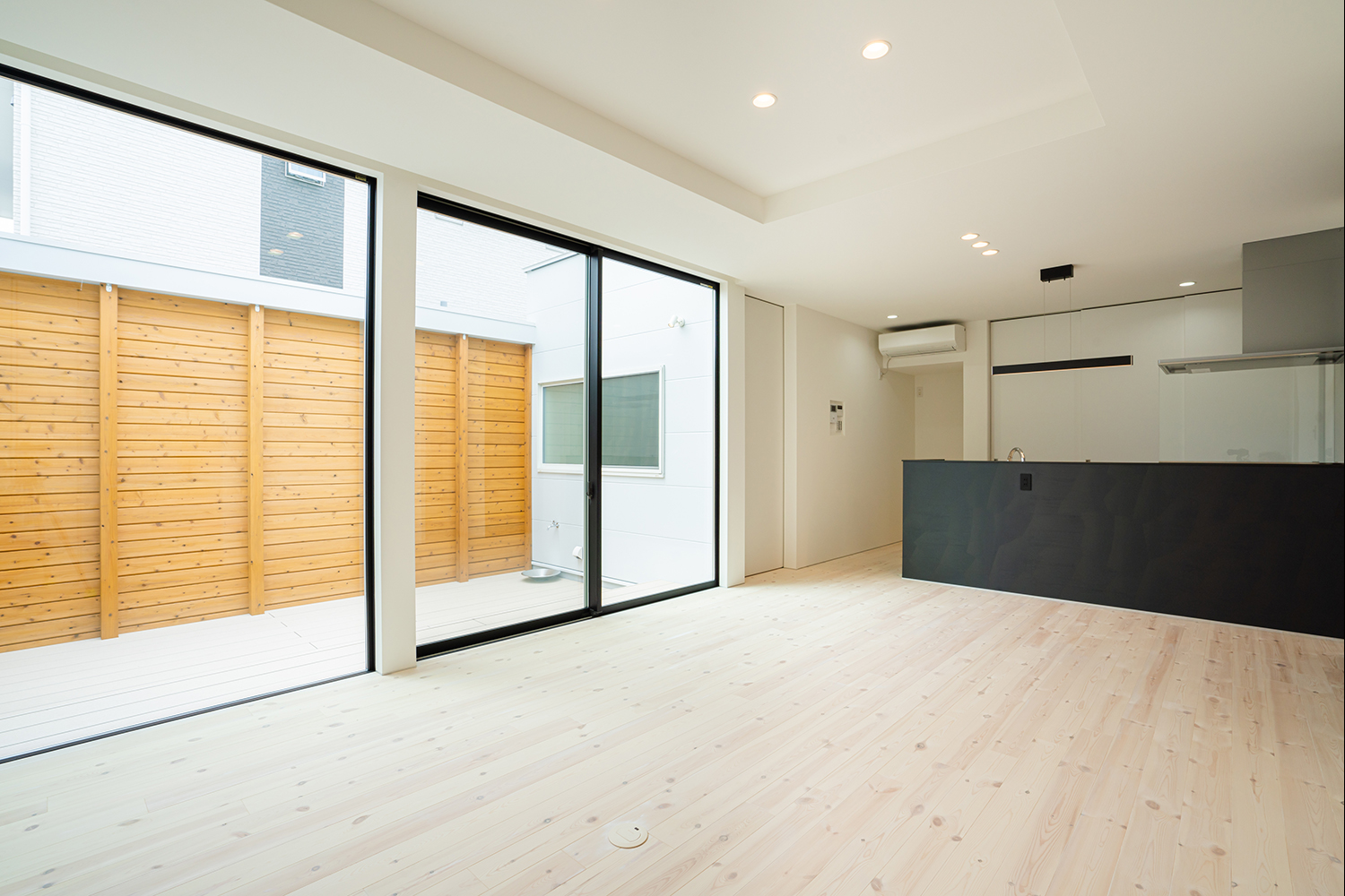 ETERNITY（エタニティ)　SIMPLE NOTE 浜松東【デザイン住宅、建築家、ガレージ】LDKのポイントは大きな窓。向かって左側はFIX窓にすることで広がりが生まれ、部屋を畳数以上に広く見せる。天井の一部を折り上げたこともポイント