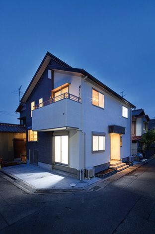 段差屋根とツートンカラーの外観が特徴リゾートの開放感と日々の暮らしやすさが同居