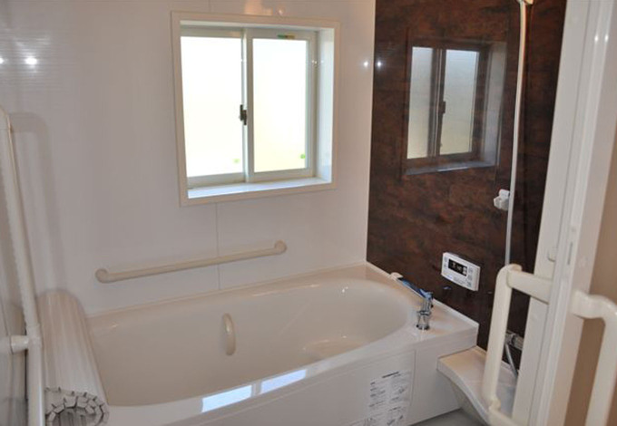 清潔感のあるホワイトを基調に、1面だけ木目柄であたたかみを演出