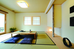 シンプルで落ち着いた雰囲気の和室。木製サッシ窓と畳の調和が取れています。