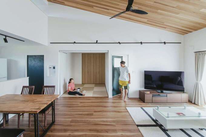 レッドシダー張りの勾配天井が、実際の面積以上の広がりを感じさせる