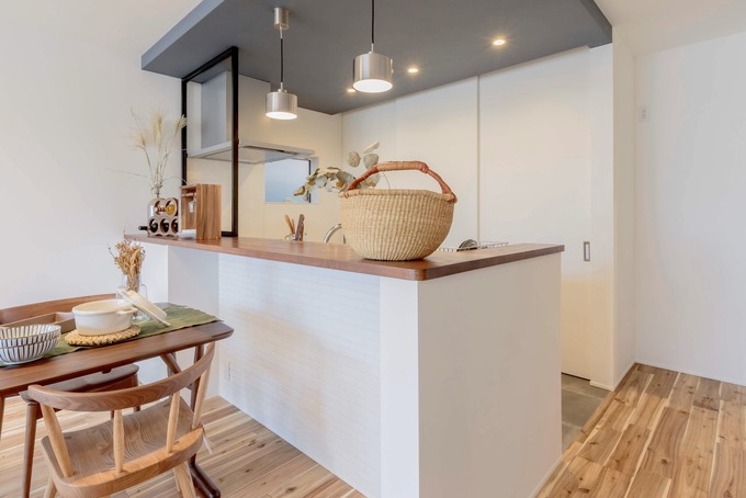 対面キッチンの前のカウンターでは、おうちカフェを楽しんだり、パソコンでネットを見たり、洋裁などの家事スペースとしても活躍。キッチンの背面の収納は大きな扉で中を隠してお部屋のキレイをキープ