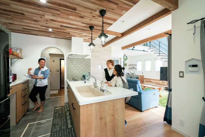 大人数が集まる時にも便利なオープンキッチン。取材当日はお姉さまが遊びにきていた。カウンターは朝食やコーヒーブレイクにぴったり