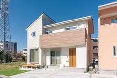 独創的な外観デザイン。木目調のバルコニーがアクセントに