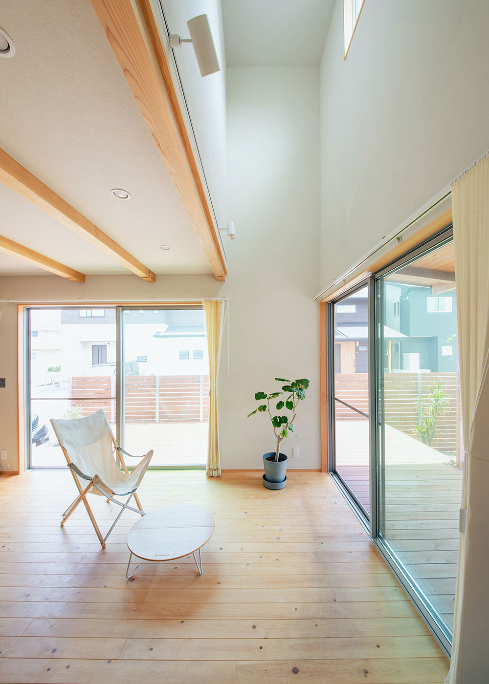 フジモクの家（富士木材）【デザイン住宅、趣味、夫婦で暮らす】リビングには吹き抜けを設けた。コンパクトなサイズだが、明るさと開放感をもたらし、くつろぎを大きくしている