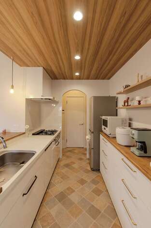 動線に配慮したキッチンは、床も南欧風のタイル調デザインに。玄関から洗面を経由してキッチンに直接入れる動線があるので、買い物帰りもラクラク