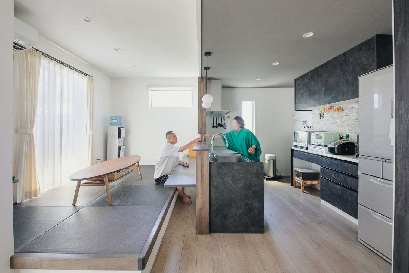 エフエフ住宅【ペット、平屋、スキップフロア】ダイニングを小上がりの畳敷きにして、居酒屋風に楽しくお酒が飲める空間が実現。小上がりの高さは、カウンターに座ったときちょうどいいサイズになっている